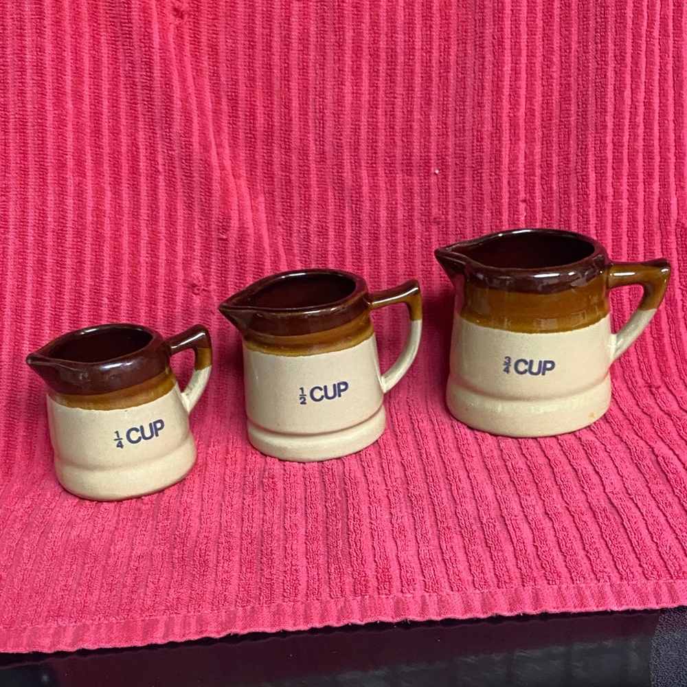 Source Unknown Brown and Cream Measuring Cups
